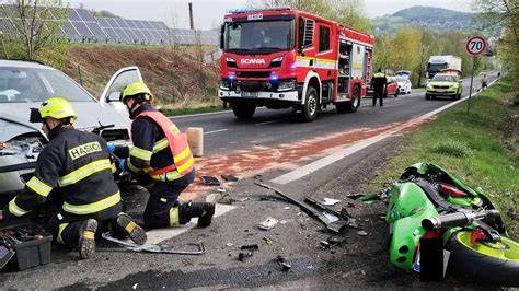 tragická nehoda dnes varnsdorf|Ve Varnsdorfu se srazilo osobní auto s motorkářem. Pro zraněné。